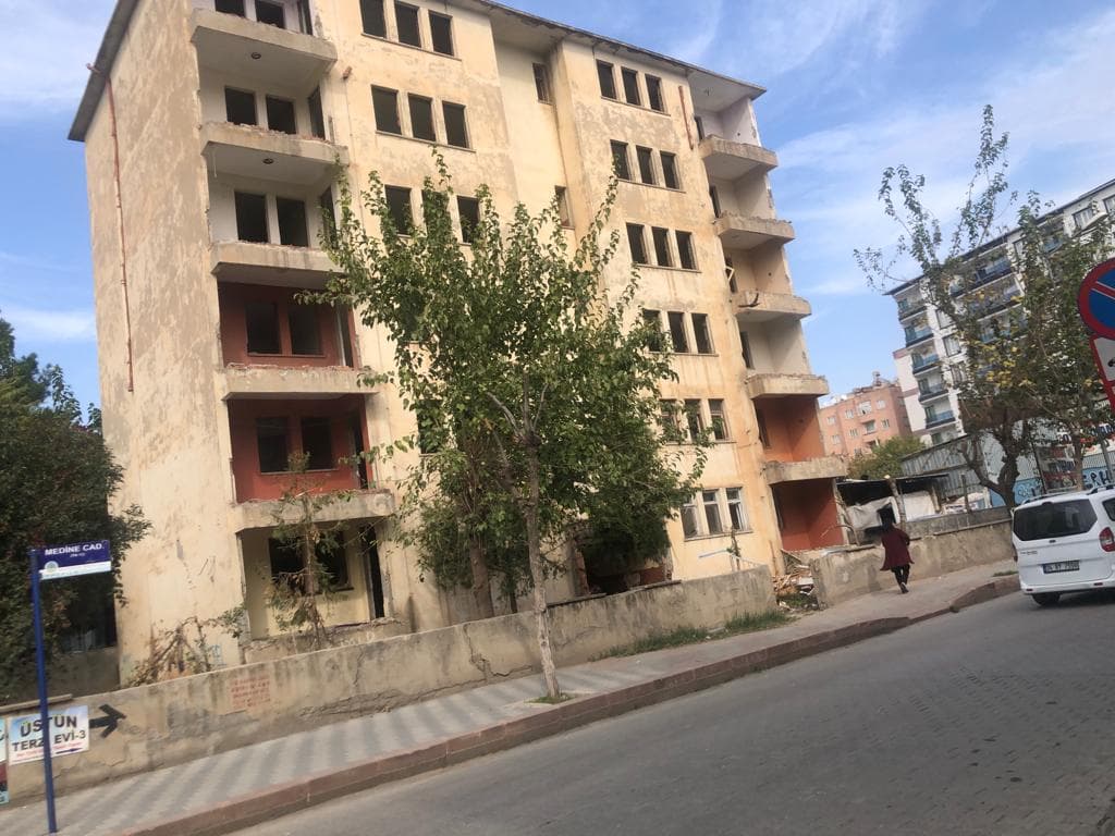 Siirt’te Depreme Dayanıksız Eski Lojmanlar Bir Bir Yıktırılıyor