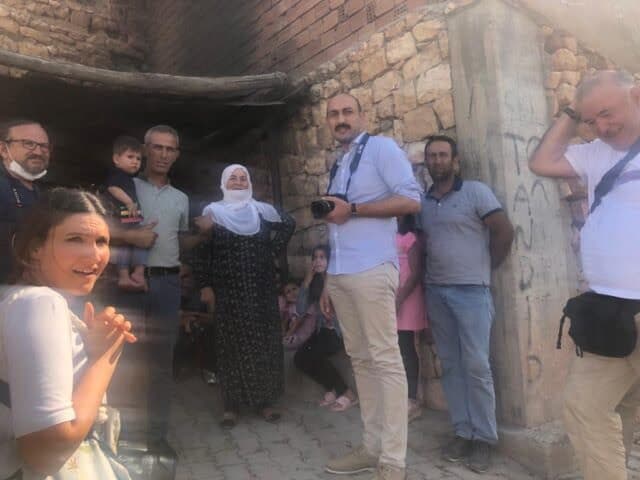 VALİ YARDIMCISI ÖZTÜRK YARIŞMACILARI ZİYARET ETTİ FOTOĞRAF ÇEKTİRDİ VE KÖYLÜLERİN SORUNLARINI DİNLEDİ