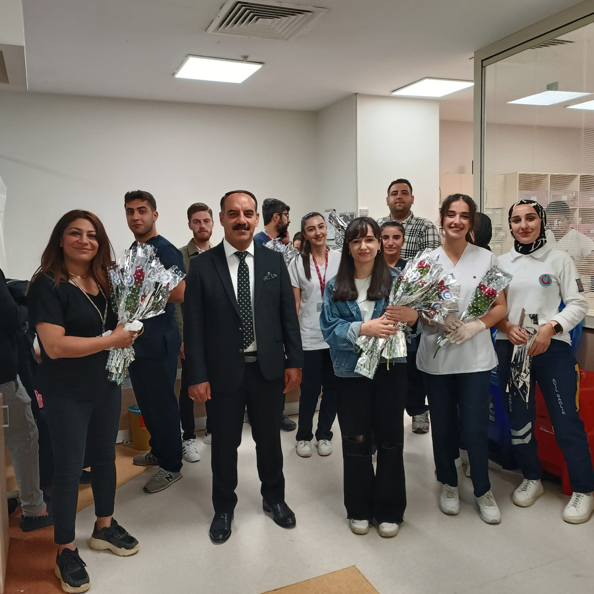 Sağlık Kahramanlarına Kutlama! Sağlık Sen Siirt Şube Başkanı Eviz: “Hemşireler Sağlık Hizmetlerinin Olmazsa Olmazlarıdır”