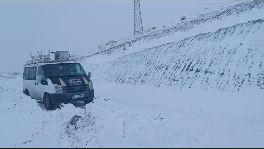 Siirt’te yoğun kar yağışı nedeniyle kapanan grup köy yolu ulaşıma açıldı